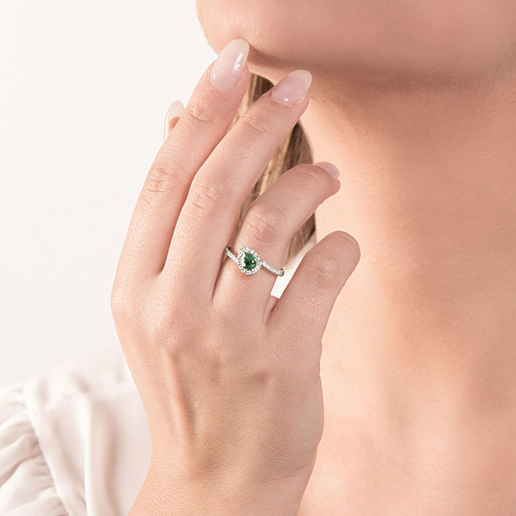 Immagine di Anello con Smeraldo a Goccia e Diamanti in Oro Bianco