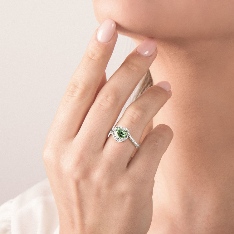 Immagine di Anello con Smeraldo a Cuore e Diamanti in Oro Bianco