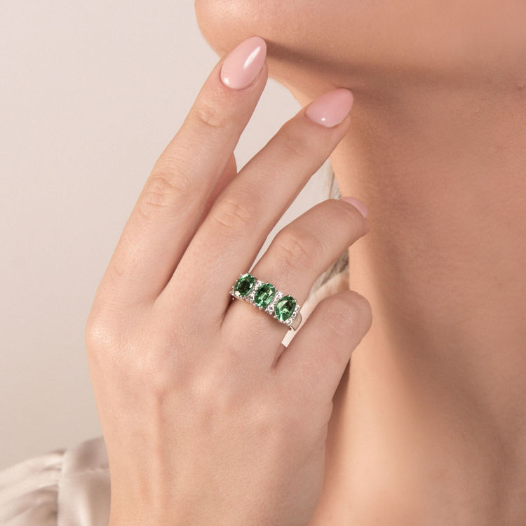 Immagine di Anello con Smeraldo Ovale e Diamante in Oro Bianco