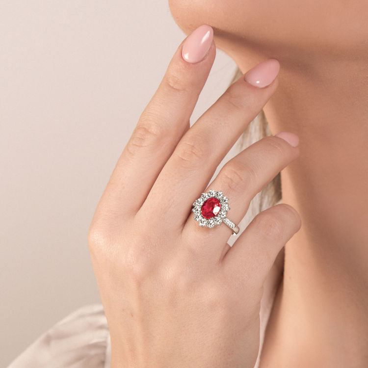 Immagine di Anello con Rubino Ovale e Diamanti in Oro Bianco