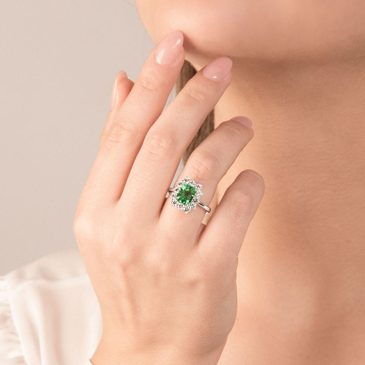 Immagine di Anello con Smeraldo Ottagonale e Diamanti in Oro Bianco
