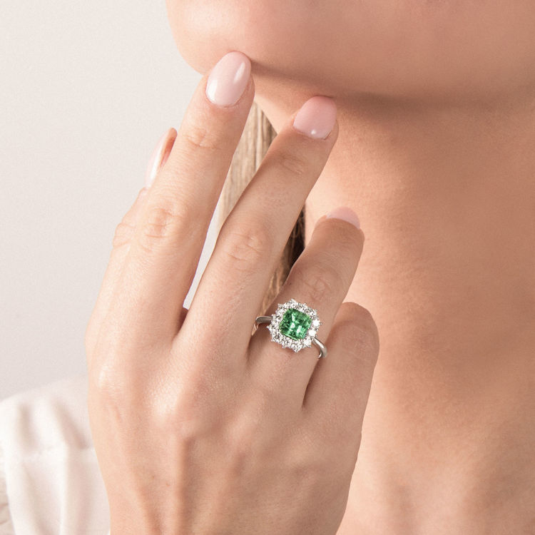 Immagine di Anello con Smeraldo Quadrato e Diamanti in Oro Bianco
