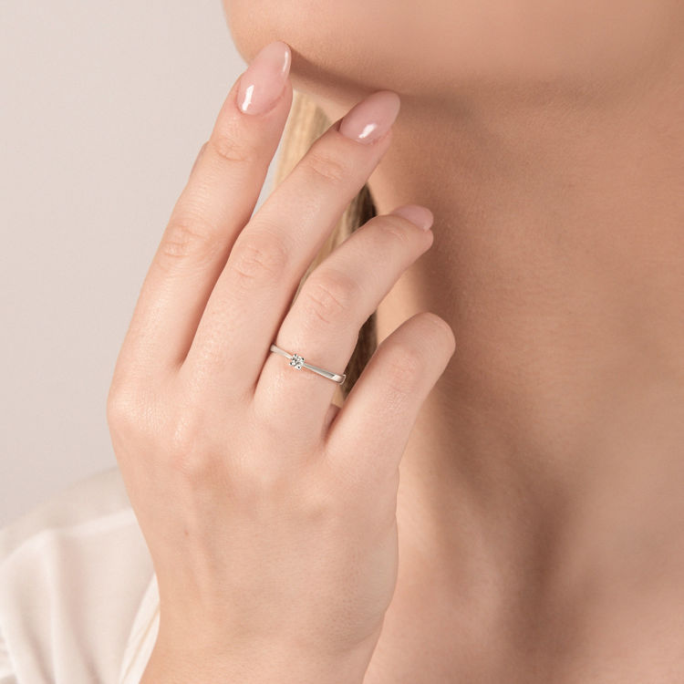 Immagine di Anello Solitario con Diamante in Oro Bianco