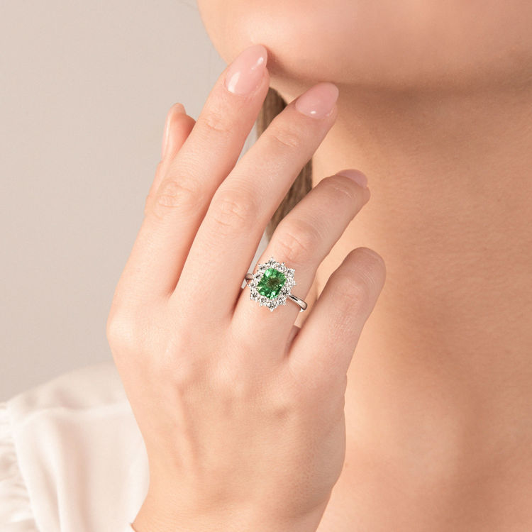 Picture of Ring with emerald and diamond in white gold