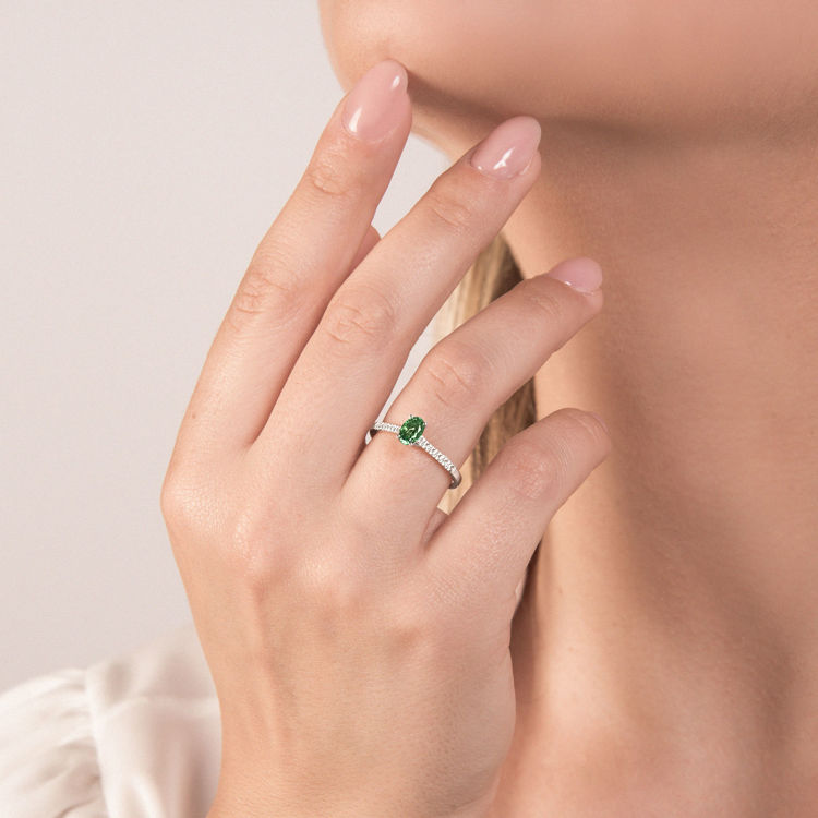 Picture of Ring with emerald and diamond in white gold